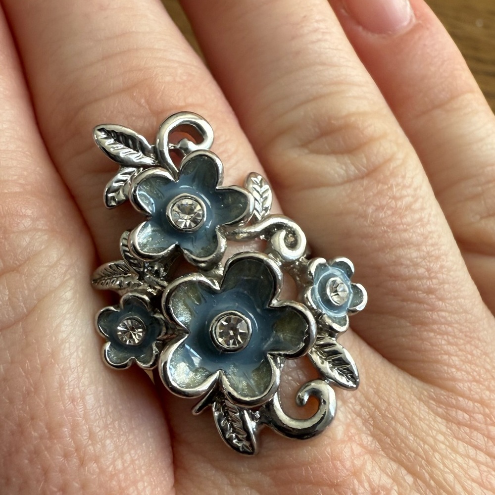 GUESS BRAND Floral Silver and Blue Ring